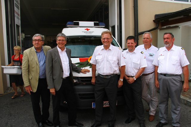 LHStv. Peter Kaiser gratuliert Sigi Truppe zum 25jährigen Dienstjubiläum als Feldküchenchef des Roten Kreuz Kärnten. Passend zu diesem Anlass wurde ein neues Feldküchenfahrzeug eingeweiht. Mit dabei u.a. Rot Kreuz-Präsident Peter Ambrozy, BgM. Helmut Manzenreiter, LAbg. Reinhart Rohr.