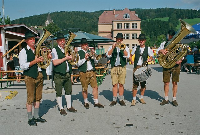 Die "Langenwanger Blos" eröffnete das Fest musikalisch vor dem Volkshaus | Foto: Damberger