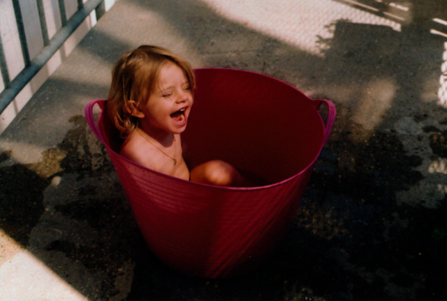 Jula im "Wäschekorb-Planschbecken" auf der Pawlatsche