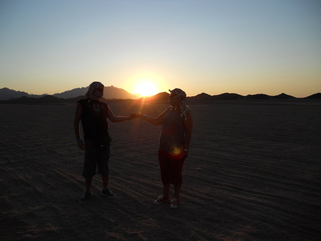 Ägypten / Zusammen die Sonne halten