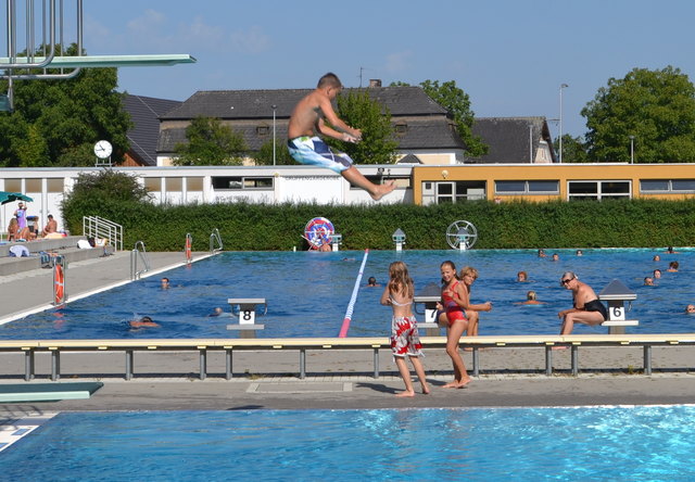 Badevergnügen bei Wassertemperaturen zwischen 25 und 26 Grad Celsius.