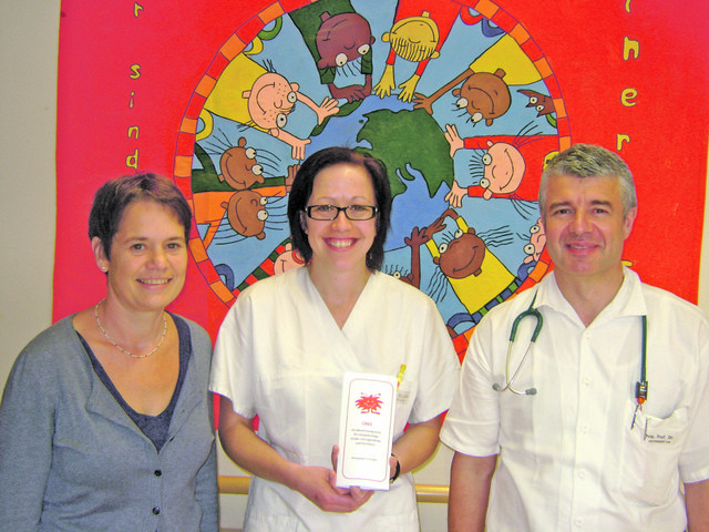 Helfen beim Abnehmen: Ursula Klugger-Fischeneder (Psychologin), Christine Ellinger (Ernährungsberaterin) und Uwe Wintergerst (Vorstand Kinderabteilung). | Foto: KH St. Josef