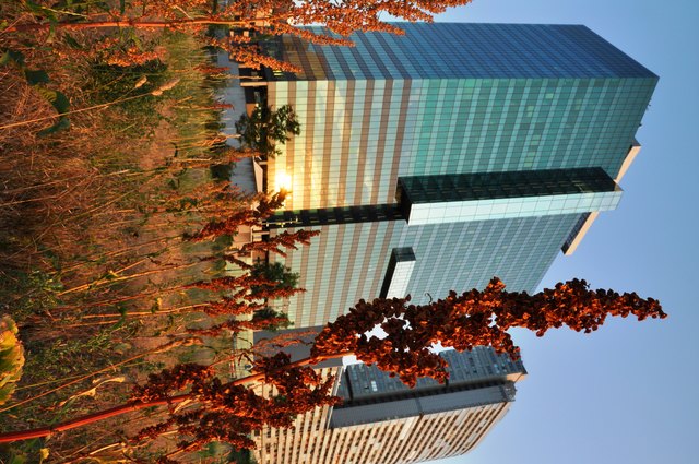 Natur und menschliches Werk im Größenvergleich im Donaupark