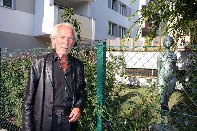 Karl Hauer mit der "Tänzerin" im Durchgang des Frieda Nödl Hofes in der Rochusgasse 3-5.