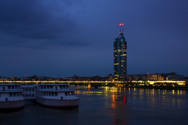 milleniumstower nachtaufnahme