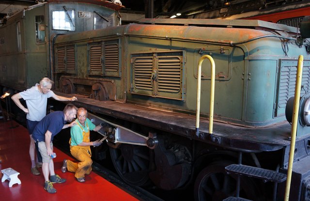 Schaurestaurierung an der E-Lok "Krokodil" im Südbahnmuseum. | Foto: Heinz Veitschegger