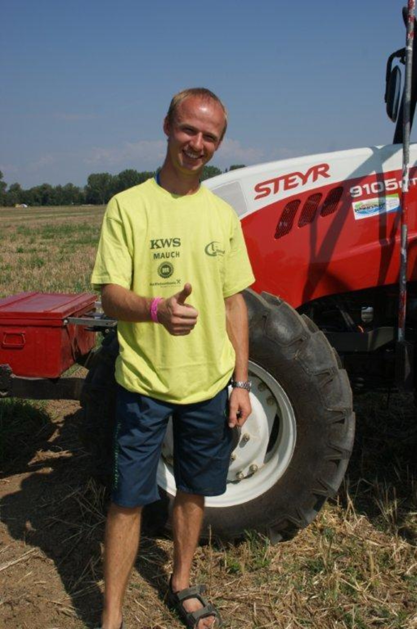 Stefan Esterbauer pflügt Kroatien um Braunau