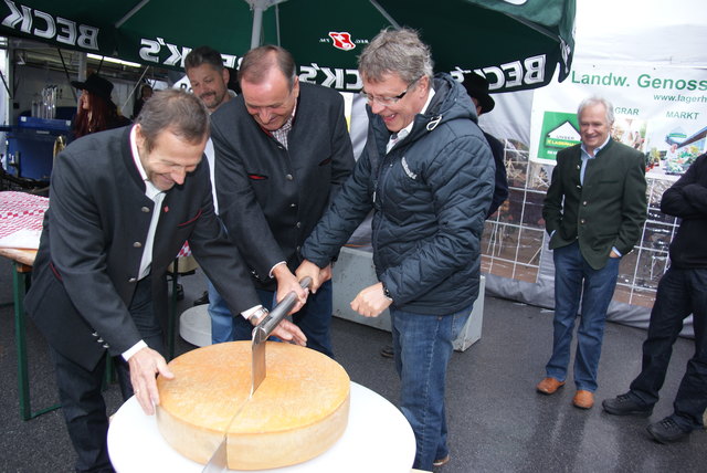 Käseanschnitt: Hermann Huber, Markus Knoll, Emil Zangerl, Alfons Parth