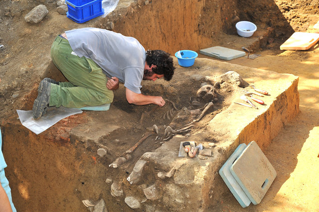 Als Besonderheit wurde ein Grab beziehungsweise Skelett aus der Zeit um 500 nach Christi freigelegt. | Foto: Stadt Linz