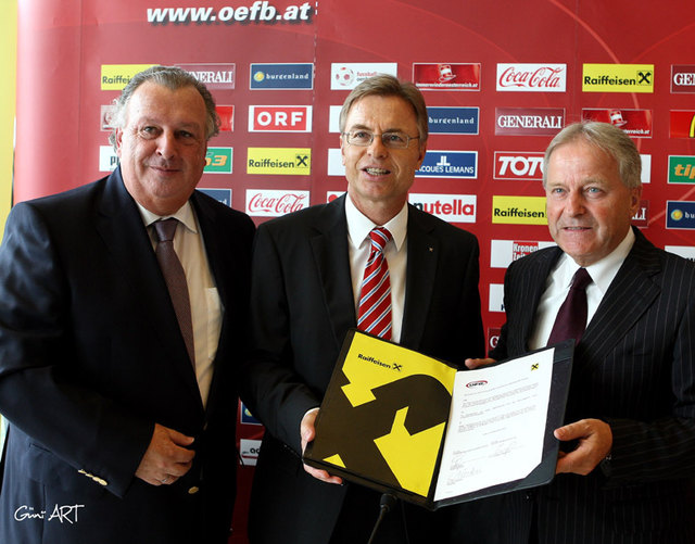 ÖFB General Alfred Ludwig, Raiffeisen Marketing Direktor Leo Pruschak und ÖFB Präsident Leo Windtner mit dem Sponsorvertrag.