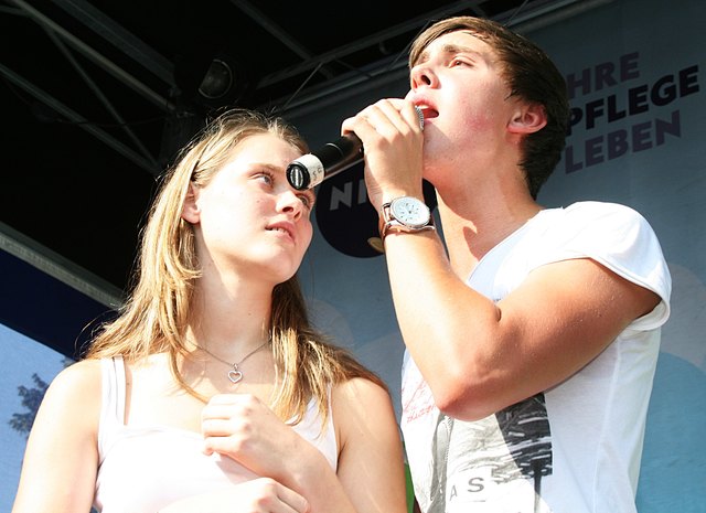 Der GLÜCKLICHE Fan bei Basti auf der Bühne