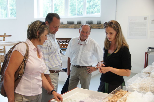 Christian Leitner (r.) führt Finanzstaatsekretär Andreas Schieder  (2. v. l.) durch das Textile Zentrum. Begleitet wurde er von Bundesrätin Elisabeth Reich und Altbürgermeister Norbert Leitner.