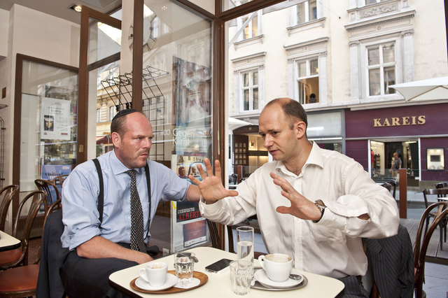 Experten Daniel Kapp (l.) und Thomas Hofer: Über Politik kann man derzeit viel sagen – aber auch viel streiten. | Foto: Jantzen