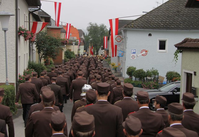 Ein langer Zug von Feuerwehrleuten marschierte durch das festlich geschmückte Dorf Mötlas. | Foto: Summerauer