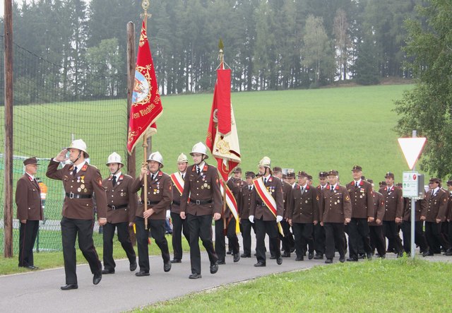 192 Feuerwehrleute waren zur Gründungsjubiläumsfeier der Feuerwehr nach Mötlas gekommen. | Foto: Summerauer