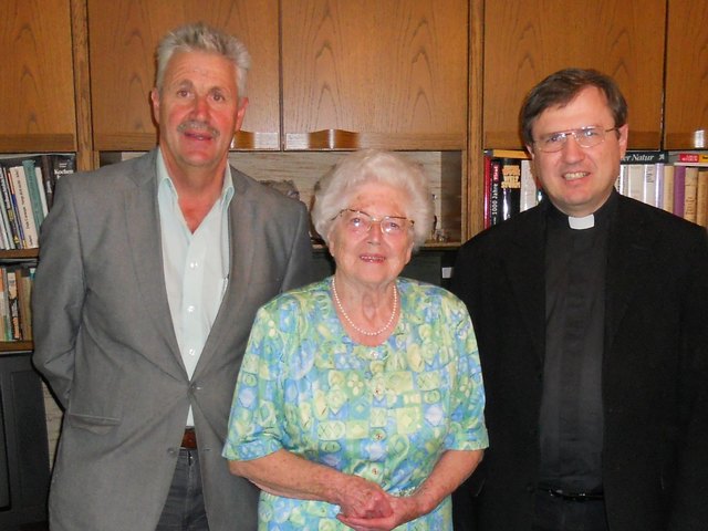Die 85-jährige Edith Obholzer freute sich über die Glückwünsche vom Kirchdorfer Bürgermeister Ernst Schwaiger und Pfarrer Mag. Georg Gerstmayr