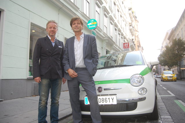 Zipcar-Geschäftsführer Christof Fuchs mit BV Thomas Blimlinger vor einem der fünf Autos.