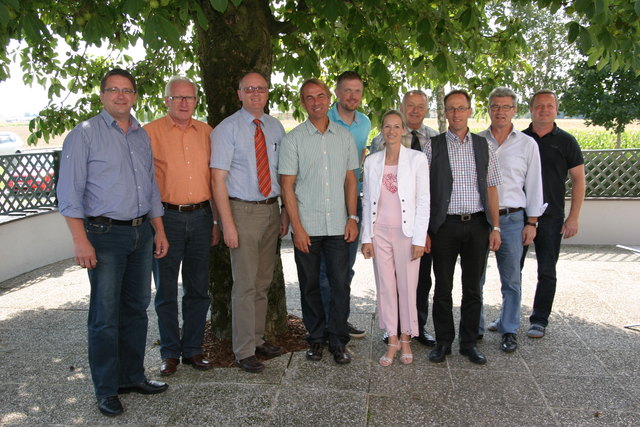 Vertreter der LEADER-Kleinregionen vlnr: GF Ing. Franz Augustin (Hausruck Nord), Obm.-Stv. Bgm. Ing. Franz Hauser (REGATTA), Obm.-Stv. Bgm. Herbert Strasser (Sauwald), GF Leo Gander (REGATTA), GF Klaus Preining (Mühlviertler Alm), GF Sabine Winkler (REGMO), Kons. Obm. Johann Gradl (Mühlviertler Alm), Obm. Bgm. Albert Stürmer (Hansbergland), Obm. Bgm. Dr. Kurt Kaiserseder Hausruck Nord), GF Thomas Müller (Sauwald), nicht im Bild: Obm. Bgm. Johannes Gaderer (REGMO), Obm. Bgm. Mag. Johann Reiter (REGATTA)