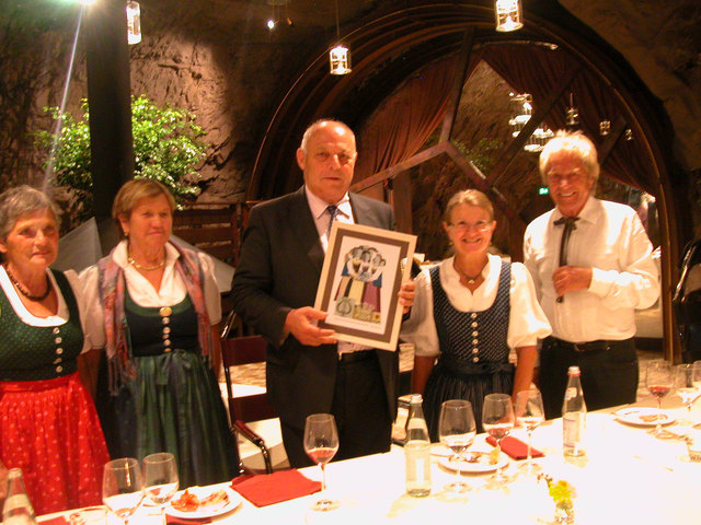 Geschenküberreichung: Annemarie Zangerl, Anni Winkler, LH Luis Durnwalder, Marianne Weilharter und Klaus Wolf (v. l.). | Foto: BLK