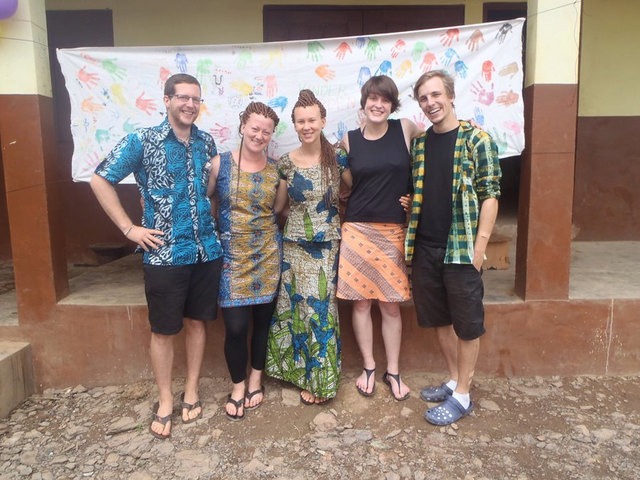 Verena Rösslhumer (3. v. l.) mit ihren Volunteers. | Foto: privat