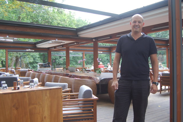 Restaurantleiter Manfred Helnwein versichert wie sein Bruder Werner, dass keine Bäume bedroht sind.