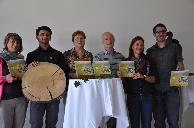 Präsentation der Broschüre "Gemeinsame Vielfalt". Die Holzscheibe stammt von einer 559 Jahre alten Fichte aus dem Gebiet beim Plöckensteinersee.