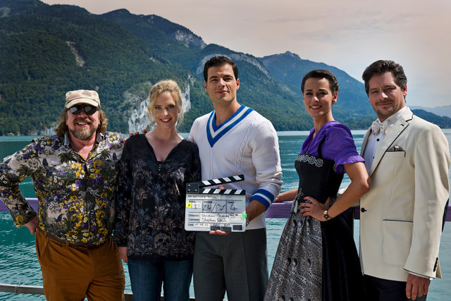 Drehen derzeit am Wolfgangsee: V. l.:Armin Rohde, Diana Amft, Tobias Licht, Edita Malovcic und Fritz Karl. | Foto: ZDF/Toni Muhr