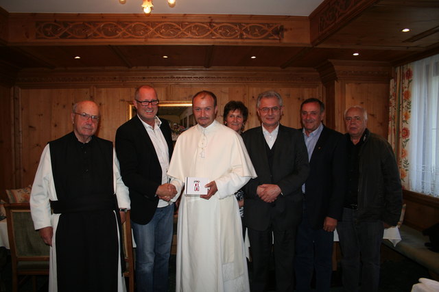 Cons. Mag. Pater Robert Zangerl O. Cist., Bgm. Werner Kurz, Primiziant Adrian OPraem, Häuserin Eva Maria Fix, Pfarrer Michael Stieber, Vizebgm. Emil Zangerl und GV Erich Wechner. | Foto: Gem. Ischgl