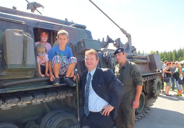 Besonders die Kettenfahrzeuge hatten es den Kids angetan.