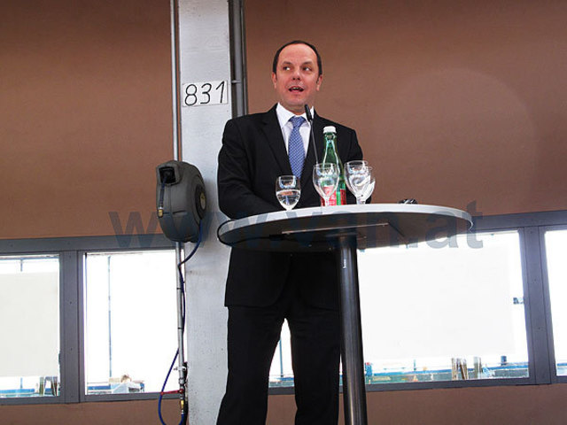 Gleisdorfs Bürgermeister Chistoph Stark eröffnete das erste Symposion der Reihe "basis-kunst" mit der Zuversicht, daß sich trotz einer Belastungssituation der Steiermark ein wichtiges kulturelles Vorhaben in der Region realisieren lasse, wenn es zu den nötigen Kooperationen komme.