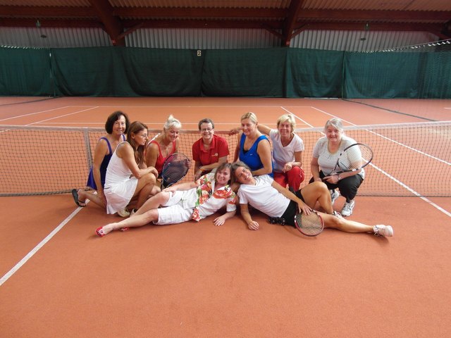 Im Bild von links: Annemarie Füll, Margit Höfer, Sissy Rosenbichler, Ilse Wendtner, Beate Huschek, Hanne Novoszad, Brigitte Fuchs und vorne liegend links Helga Sternberger und Gabi Stockmann. | Foto: Huschek