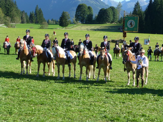 Das OÖ-Team (von links nach rechts): Carmen Deibl, Stefanie Lindner, Johanna Lindner, Kerstin Moser, Katharina Pichler, Viktoria Wolf und Mannschaftsführer Johann Pichler. | Foto: Privat