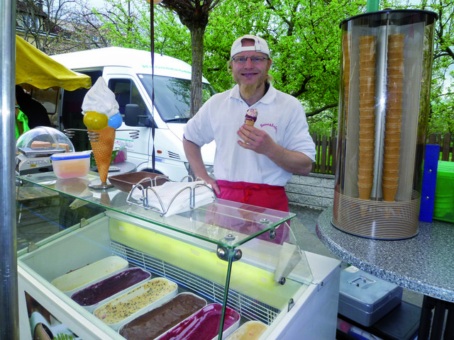 Gerhard Ablinger verkauft am Markt sein Bauernhofeis.Fotos:Trauner Bauernmarkt. | Foto: Privat