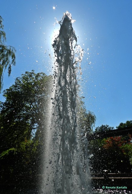 ... hinter der Kraft des Wassers ...