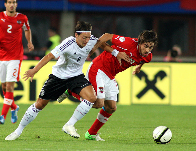 Veli Kavlak (re.) im Duell mit Deutschland-Spielmacher Mesut Özil.