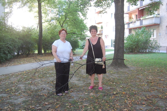 Andrea Molnar und Anneliese Kristof zeiten die Stelle, wo im Frühjahr Gras gesät wurde, Anfang Herbst ist nur noch trockene Erde übrig, und abgeschnittene Äste, die liegen geblieben sind.