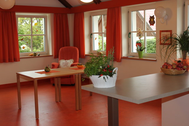 Kräftiges Orange - nach farbpsychologischen Gesichtspunkten gewählt - dominiert im Aufenthaltsraum.