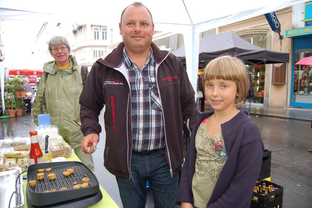 "Schmeckt interessant", meinte die kleine Laetitia zu Fleischlos-Wurstverküfer Holger Jauch, und holte sich flugs eine zweite Portion der Vegetarier-Würstchen.