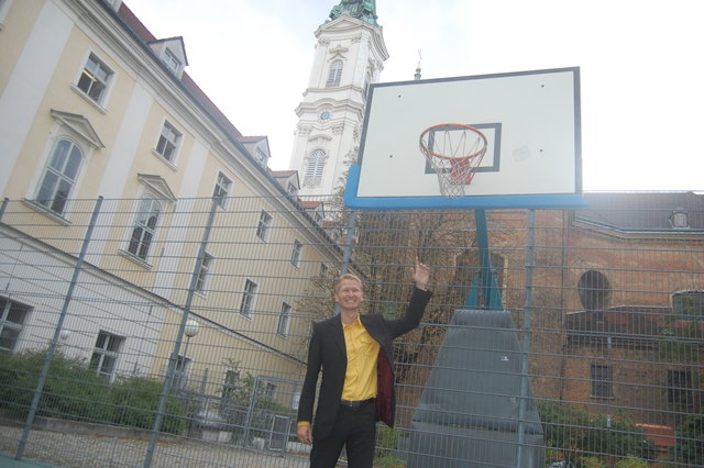 Hinter der Piaristenkirche begann Philip Steffel mit dem Basketballspielen.