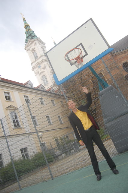 Hinter der Piaristenkirche begann Philip Steffel mit dem Basketballspielen.