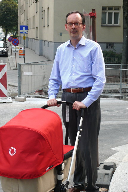 Gerhard Hammerer mit Kinderwagen bei der lang ersehnten Auffahrt Ecke Mollardgasse / Gfronergasse.