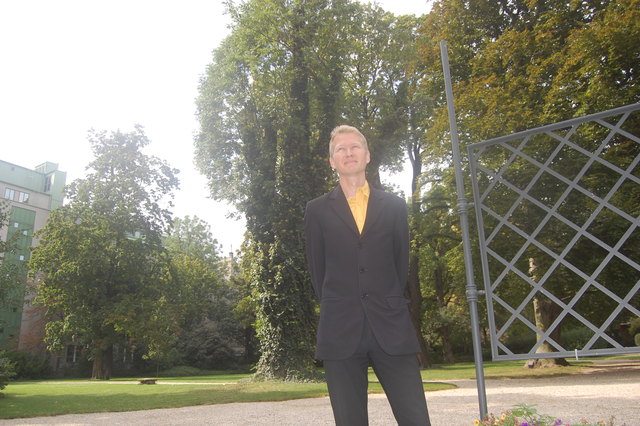 Eines der schönsten Plätze für den Bezirksrat - der Park des Palais Auersperg.
