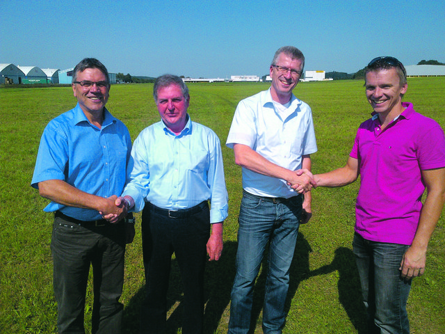 Erich Rippl (li.) freut sich über die neuen Ansiedler im Betriebsbaugebiet. | Foto: Gemeinde