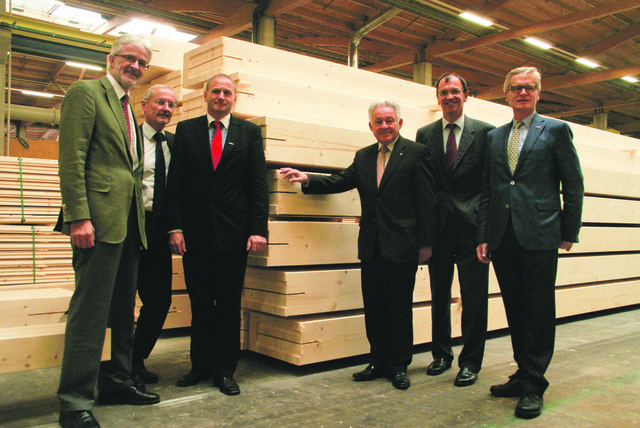 Wirtschaft und Politik unter einem Dach: Gastgeber Erich Wiesner lud in die Produktionshalle ein. | Foto: höll