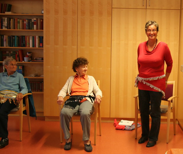 Projektbegleiterin DGKS Birgit Piernbacher wurde von den Seniorinnen ebenfalls dazu eingeladen, mitzumachen.