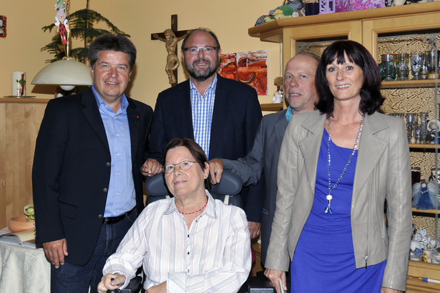 Landesrat Entholzer, LAbg. Pilsner, SP-Ortsparteivorsitzender Petermandl, Assista Geschäftsführerin Huber und vorne Frau Hörmann | Foto: SPÖ