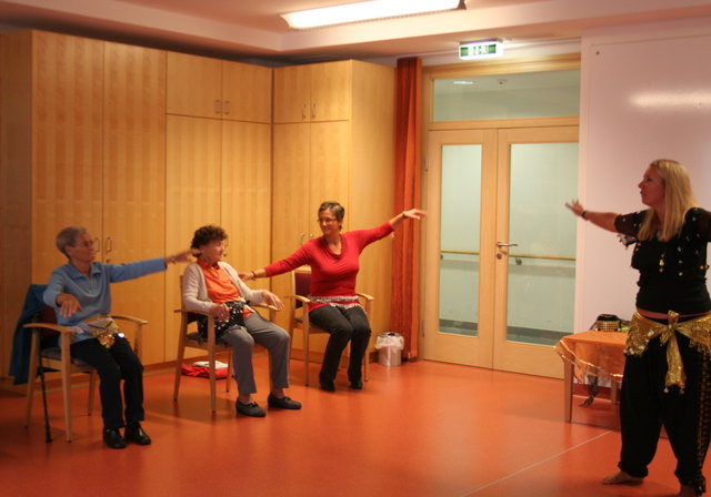 Orientalischer Tanz mit Projektveranstalterin Michaela Schragl (ganz rechts) zu passender Musik. Es durfte auch mitgesungen werden!