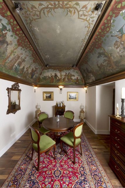 Historische Gewölbemalereien gibt es im Habsburgerschloss zu bewundern. | Foto: Bettina Neubauer