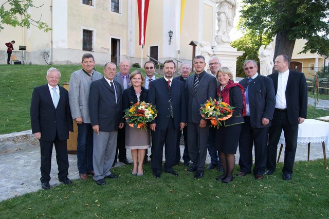 Im Bild von links: Gemeinde-Amtsleiter Richard Rauscher, Straßenmeisterei Peter Heindl, Jörg Miggitsch, Vbgm. Reinhard Steindl, Dipl. Ing. Lieselotte Jilka, Ing. Franz Klein, Präsident Ing. Hans Penz, Dechant MMag. Norbert Buhl, Bürgermeister Andreas Pichler, Dipl. Ing. Heinz Schraml, Frau Bezirkshauptmann Dr. Elfriede Mayrhofer, DEV-Obmann Hubert Nöbauer und Pfarrer Dr. Joachim Zitko. | Foto: Rauscher