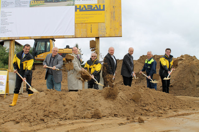 Josef Thurnhofer, ÖAMTC-Landesdirektor, Werner Bauböck, Architekt, Valentin Pühringer, Bezirkshauptmannschaft, Martin Helml, ÖAMTC-Präsident, Josef Hauer, Bürgermeister, Heinz Plöderl, Architekt und Franz Kneidinger, ÖATMC-Stützpunktleiter Rohrbach.